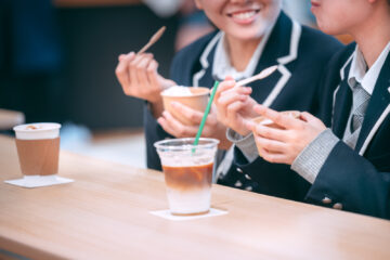友達とカフェで談笑