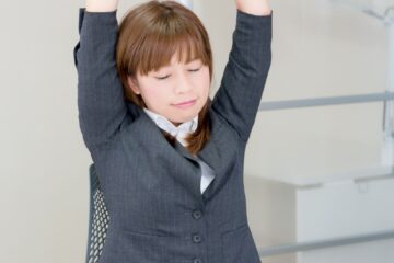 仕事で伸びをしている女性
