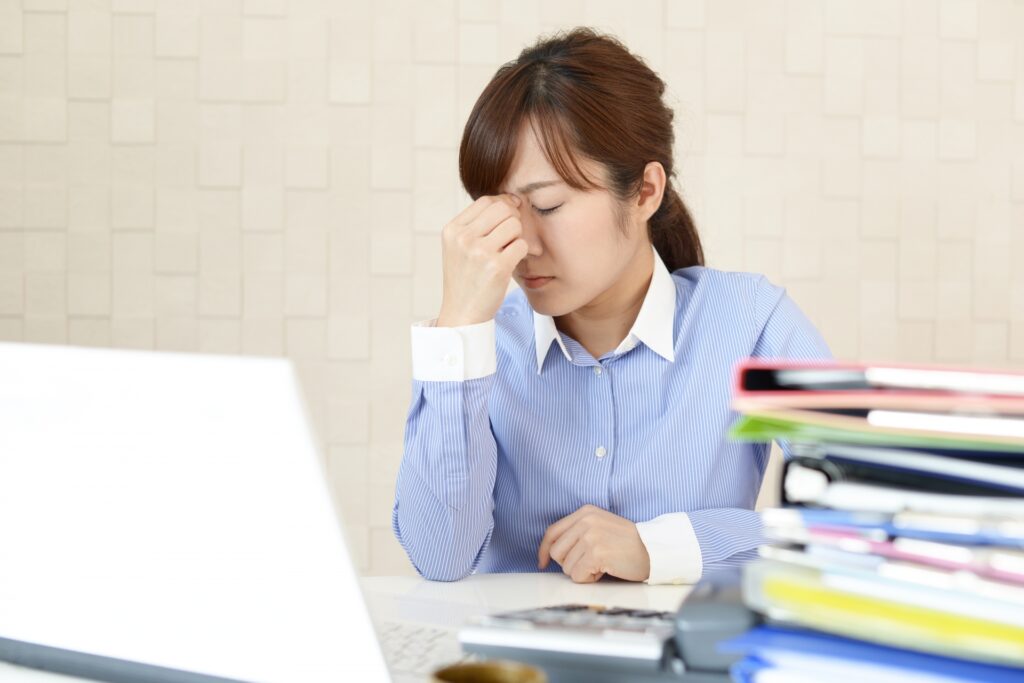 仕事と家事につかれた40代女性