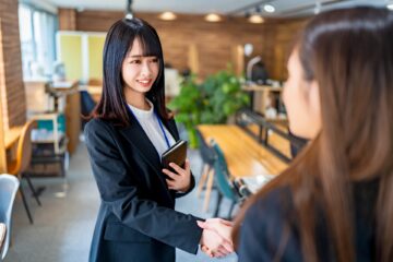 感謝されて握手をしているところ