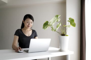 パソコンをする女性