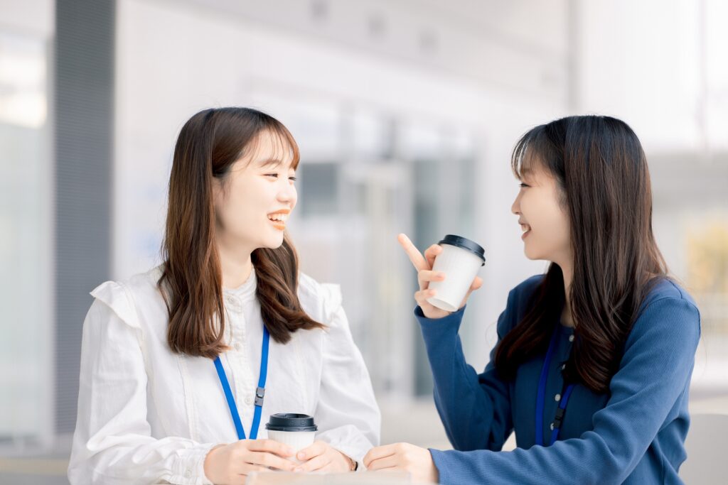 談笑しているビジネスウーマン